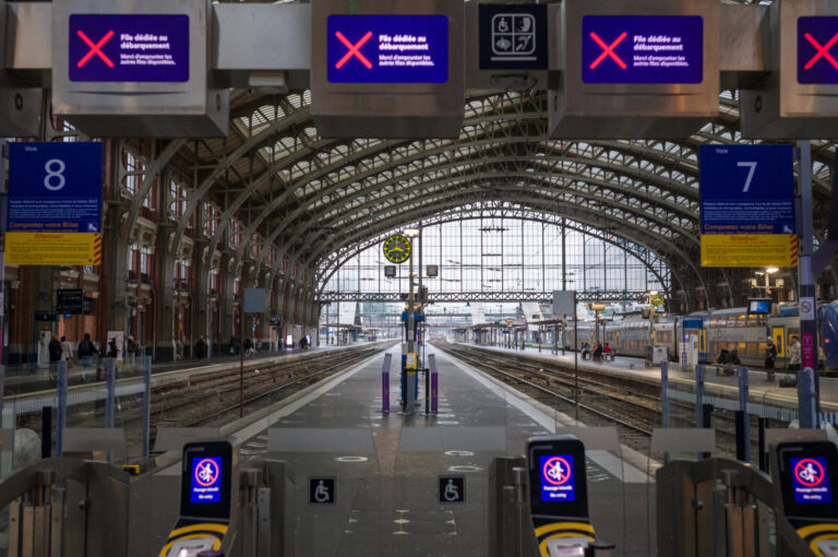 France, Lille, 2022-12-22. View of the deserted train station. Photography by Guy LEROY / Collectif DR.France, Lille, 2