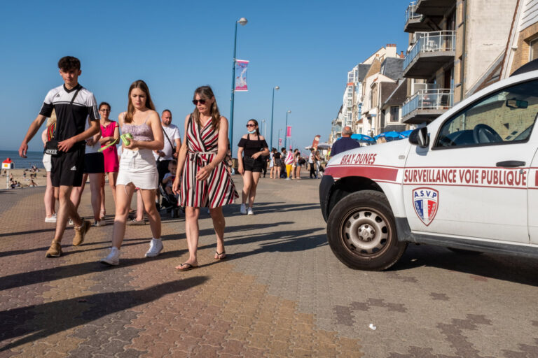 France, Bray-Dunes (Hauts-de-France), 2021-07-18. In this period of pandemic, tourists enjoy a sunny day at the sea. Pho