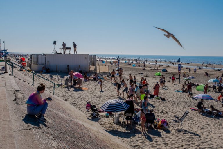 France, Bray-Dunes (Hauts-de-France), 2021-07-18. In this period of pandemic, tourists enjoy a sunny day at the sea. Pho