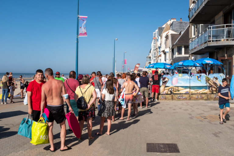 France, Bray-Dunes (Hauts-de-France), 2021-07-18. In this period of pandemic, tourists enjoy a sunny day at the sea. Pho