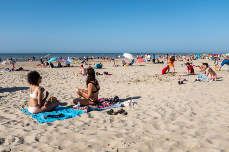 France, Bray-Dunes (Hauts-de-France), 2021-07-18. In this period of pandemic, tourists enjoy a sunny day at the sea. Pho