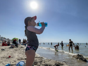 France, Bray-Dunes, 2022-07-19. The beach is the ideal place to endure temperatures exceeding 40 degrees Celsius. Photog