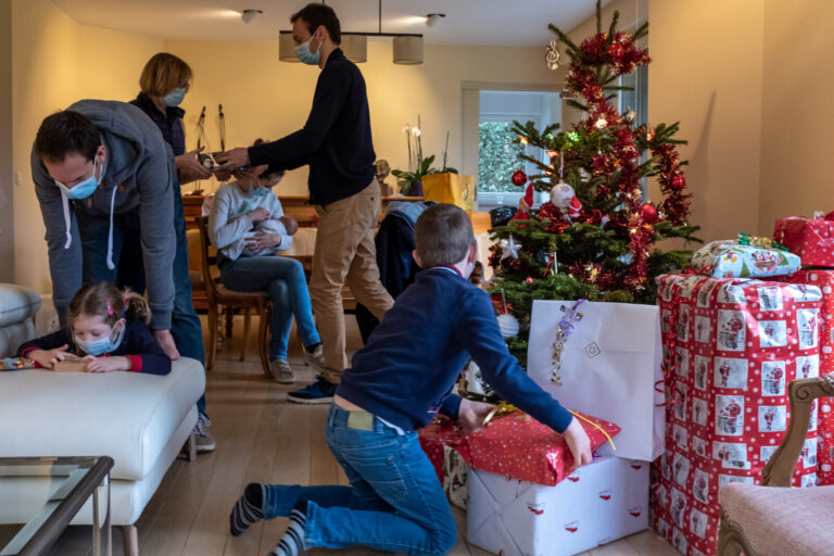 France, Lille, 2021-12-25. De plus en plus de personnes sont testees positives au Covid-19 en France (94 124 nouveaux ca