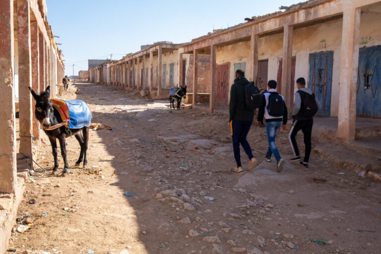 Maroc, Bizdad, 2020-01-10. Rue deserte longee de batiment fermes de chaque cote, c'est l'endroit ou a lieu le marche, le