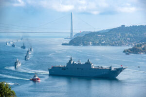Turquie, Istanbul, 2024-09-27. Turkiye, Istanbul, 2024-09-27: A dozen warships of the Turkish navy, including an helicop