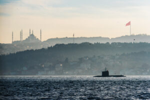 Turquie, Istanbul, 2025-01-10. Turkiye, Istanbul, 2025-01-10: A submarine of the Turkish navy sails on the Bosphorus wit