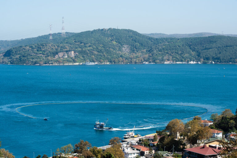 Turquie, Istanbul, 2024-10-04. Turkey, Istanbul, 04.10.2024: The Deniz Kurdu Omer seiner is deploying its fishing net in