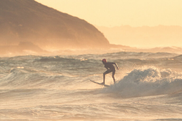 France, Bidart, 2023-09-27. Un surfeur ride les vagues de Bidart en coucher de soleil. Photographies de Jonathan Cathala