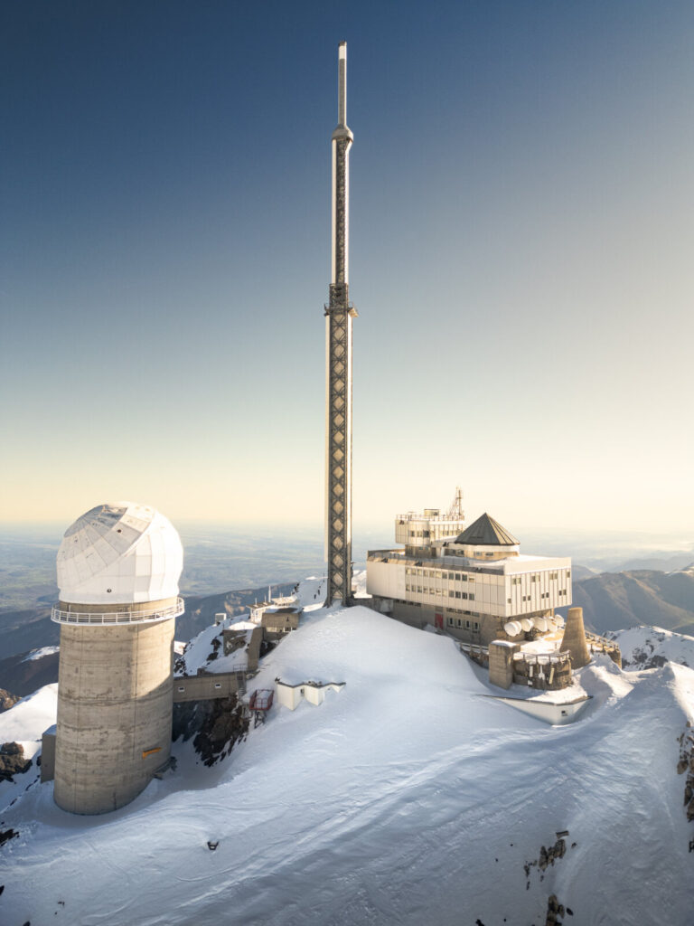 France, Sers, 2025-04-01. France, Pic du Midi de Bigorre, 2025-04-01, Vues en drone du Pic du Midi de Bigorre en hiver. 