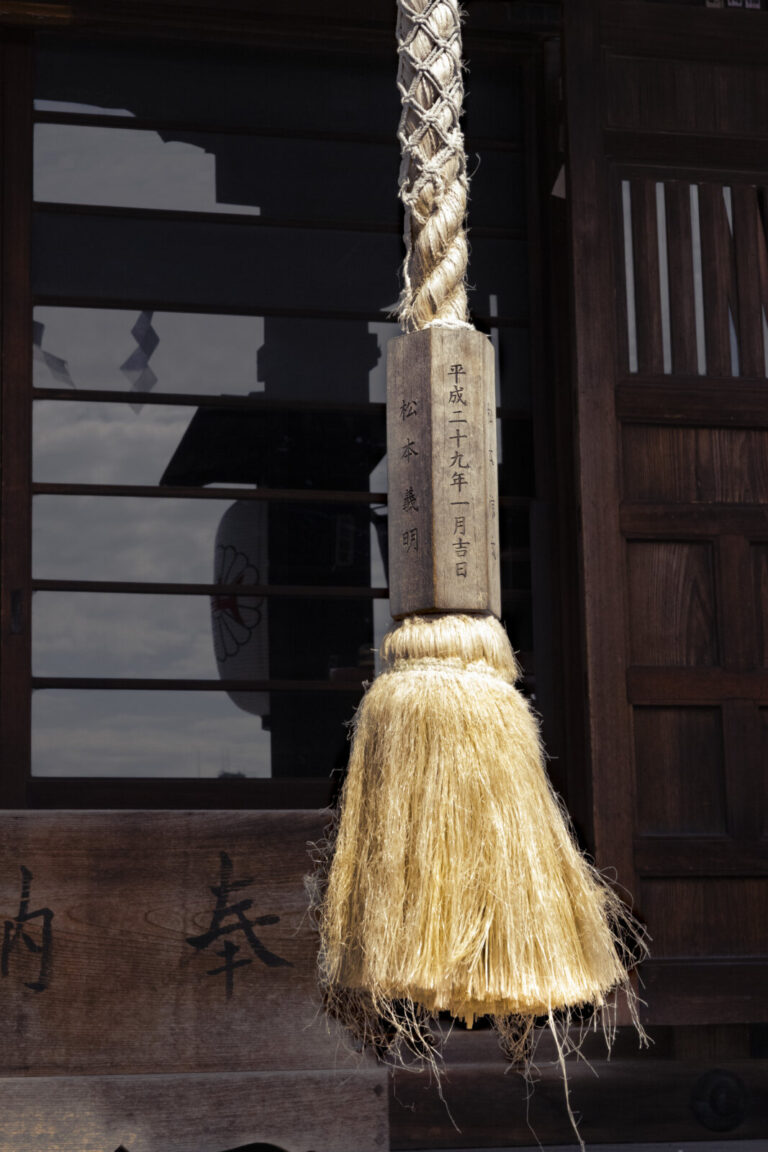 Japon, Tokyo, 2025-09-30. Japon, Tokyo, 2025-09-30, Une epaisse corde de priere traditionnelle avec des details en bois 