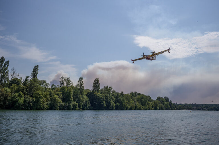 France, Fontainebleau, 2026-07-13. A large plume of smoke rises above Fontainebleau as a major wildfire spreads through 