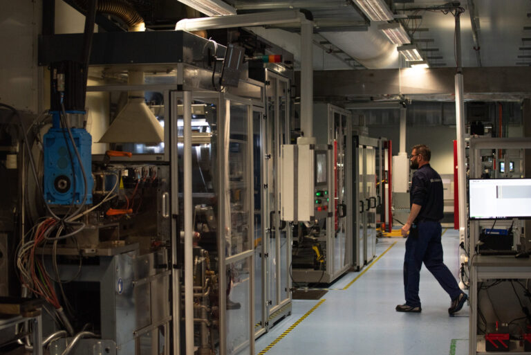 France, Ergue-Gaberic, 2024-05-17. 17 Mai 2024, Finistere, France - Vue des chaines de production a l'interieur de l'usi