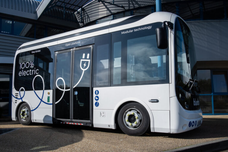 France, Ergue-Gaberic, 2024-05-17. 17 Mai 2024, Finistere, France - Bus 100% electrique equipe d'une batterie Bluesoluti
