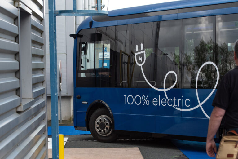 France, Ergue-Gaberic, 2024-05-17. 17 Mai 2024, Finistere, France - Bus a batterie electrique fabriquee par l'entreprise
