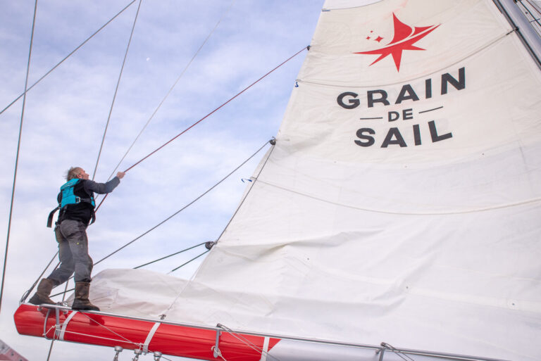 France, Saint-Malo, 2020-11-06. Grain de Sail, le premier voilier-cargo construit depuis plus de 100 ans, prend la mer a