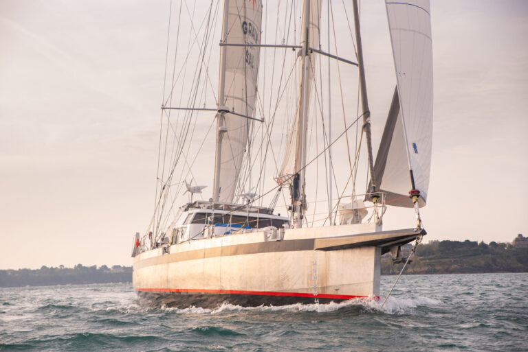 France, Saint-Malo, 2020-11-06. Grain de Sail, le premier voilier-cargo construit depuis plus de 100 ans, prend la mer a