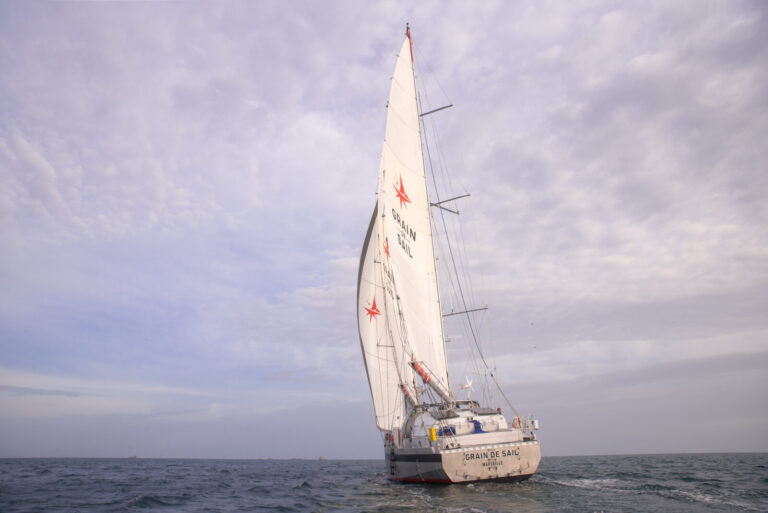 France, Saint-Malo, 2020-11-06. Grain de Sail, le premier voilier-cargo construit depuis plus de 100 ans, prend la mer a