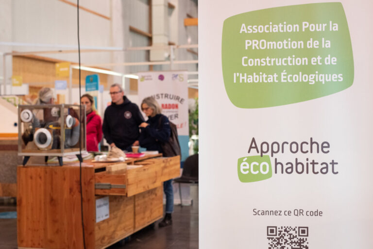 France, Quimper, 2024-02-04. Stand de l'association eco-habitat au salon "Breizh Nature" de Quimper (salon des transitio