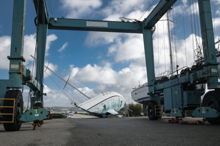 France, Brest, 2023-11-02. Un voilier s'est renverse dans un chantier naval de Brest a la suite des vents violents de la