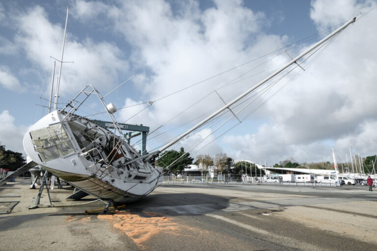 France, Brest, 2023-11-02. Un voilier s'est renverse dans un chantier naval de Brest a la suite des vents violents de la