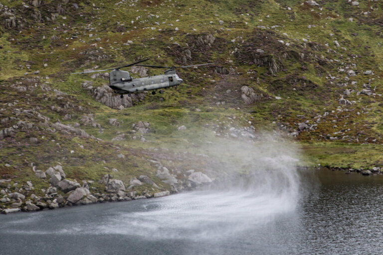 United Kingdom, Snowdonia, 2022-08-26. Un helicoptere Chinook de l'armee de l'air de la Royal Air Force (OTAN), en entra