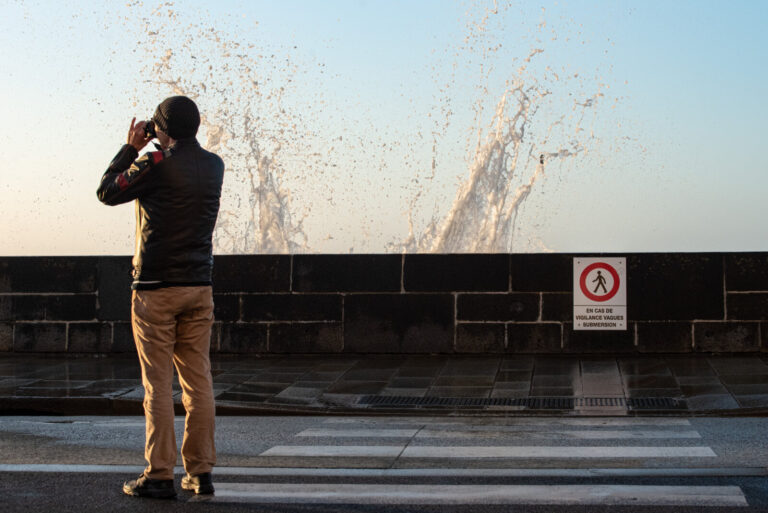 France, 2025-03-28. France, Saint-Malo, 28-03-2025.Vue du front de mer lors des grandes marees de printemps. Photograph