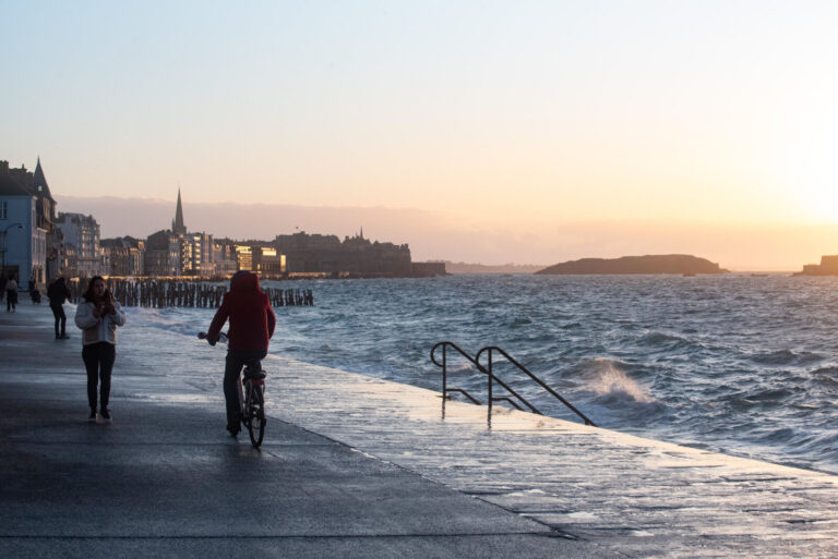 France, 2025-03-28. France, Saint-Malo, 28-03-2025.Vue du front de mer lors des grandes marees de printemps. Photograph