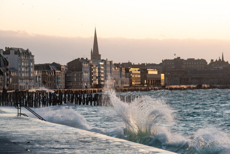 France, 2025-03-28. France, Saint-Malo, 28-03-2025.Vue du front de mer (les remparts du Sillonet la ville close) au cou