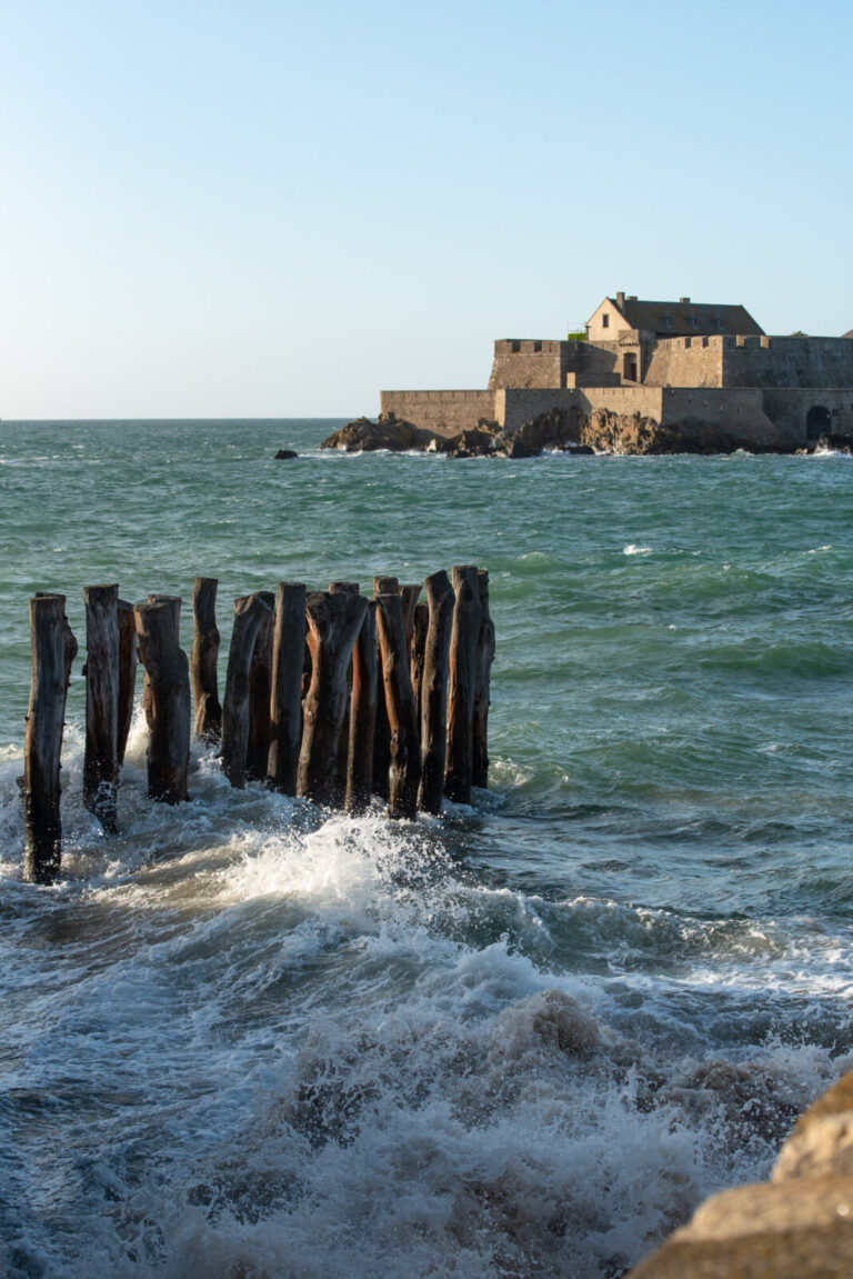 France, 2025-03-28. France, Saint-Malo, 28-03-2025.Vue du front de mer lors des grandes marees de printemps. Photograph