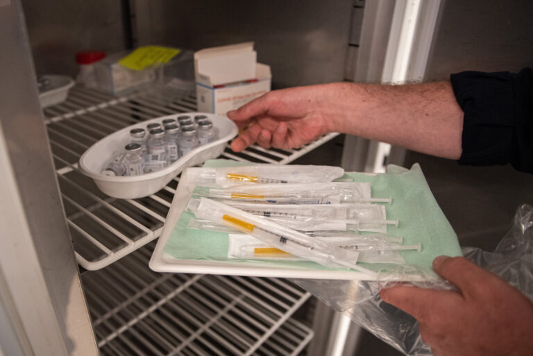 France, Chateaulin, 2020-04-24. Dans un vaccinodrome, en arriere-salle, un infirmier sapeur pompier prepare quelques heu
