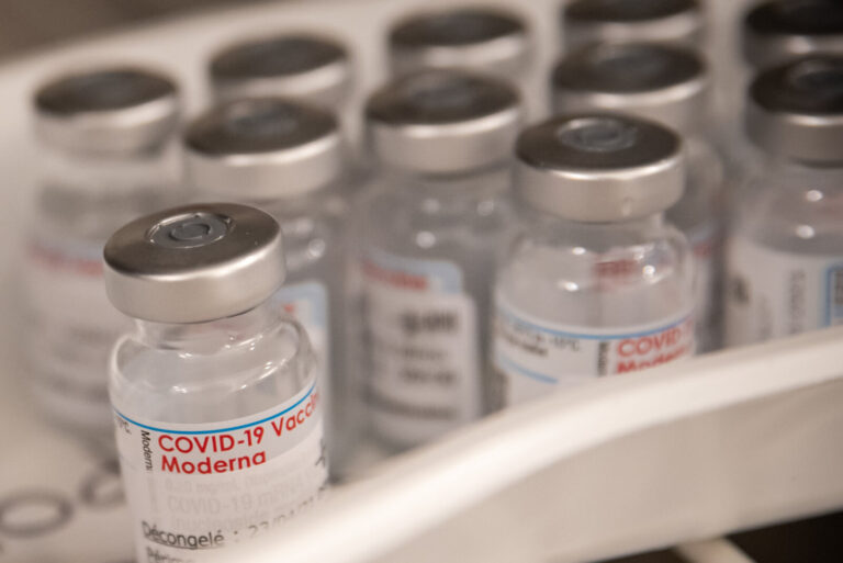 France, Chateaulin, 2020-04-24. Flacons du vaccin anti-Covid-19 Moderna, entreposes dans un refrigerateur d'un centre de