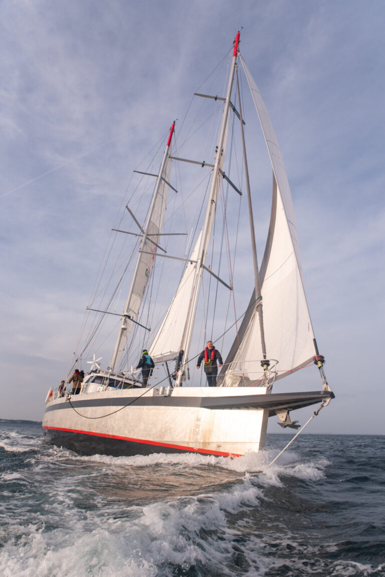France, Saint-Malo, 2020-11-07. Grain de Sail, le premier voilier-cargo construit depuis plus de 100 ans, prend la mer a
