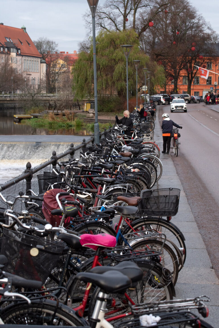 Suede, Uppsala, 2022-11-30. Un parking a velo remplit de deux roues sur un trottoir du centre-ville d'Uppsala, en Suede.