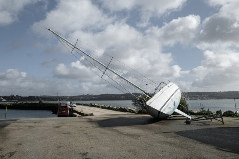 France, Brest, 2023-11-02. Un voilier s'est renverse dans un chantier naval de Brest a la suite des vents violents de la
