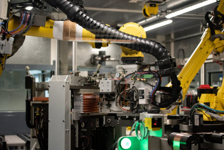 France, Ergue-Gaberic, 2024-05-17. 17 Mai 2024 : Dans l'usine Bluesolutions, l'assemblage final des batteries de nouvell