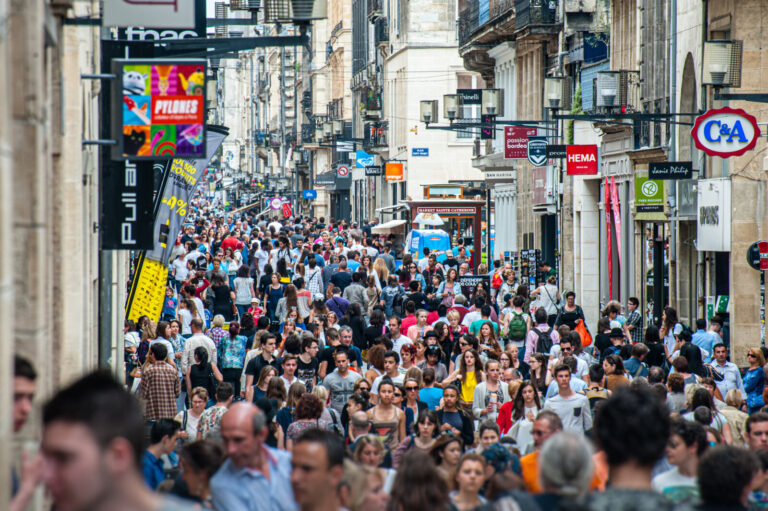 France, Bordeaux, 2015-04-22. Vue de la foule de pietons et de clients dans la rue Sainte Catherine, la plus longue rue 