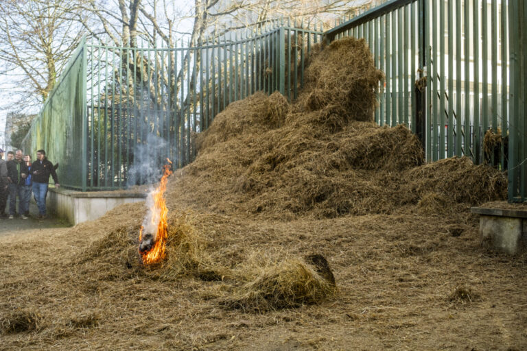 France, La Roche-Sur-Yon, 2024-01-31. During the farmers' demonstration in front of the Vendee prefecture. The straw beg