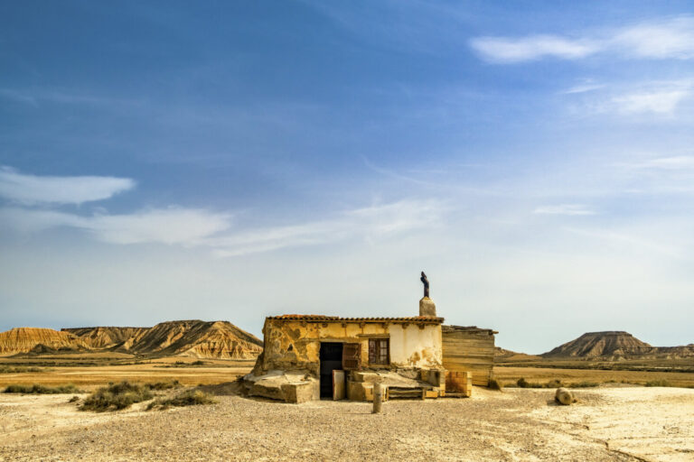 Espagne, 2023-09-05. Spain, Navarra, 2023. In the Bardenas Desert, this small house seems to be abandoned. Photograph by