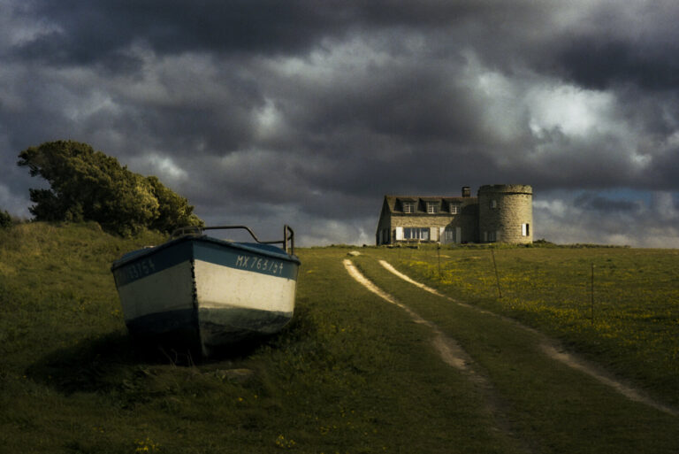 France, Isle of Batz, 2021-06. In Finistere, off the coast of Roscoff, is the isle of Batz. North of the island, a path,