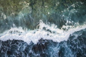 La Reunion, 2018-08-29. Aout 2018, Pointe des aigrettes, La Reunion. Une vague s'ecrase sur un recif de corail. Situe su