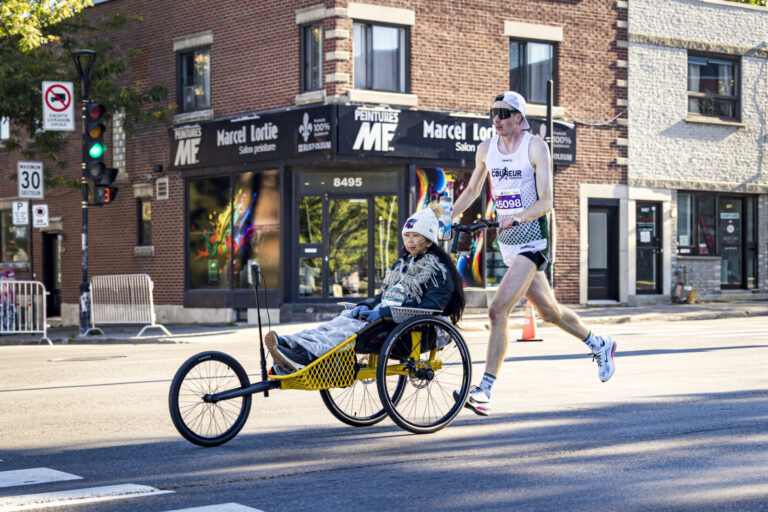 Canada, Montreal, 2025-09-21. Canadian Julien Pinsonneault at the 21st kilometer mark of the 2025 Montreal Marathon. A r