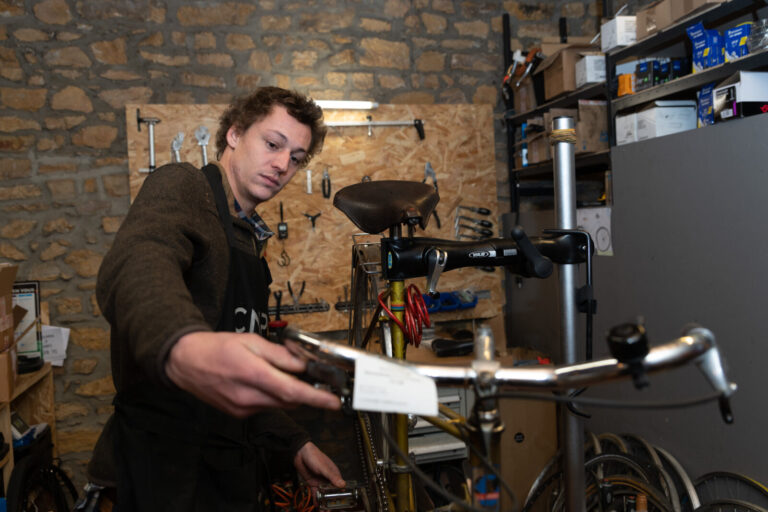 France, Lyon, 2020-12-04. 04 decembre 2020, Lyon, Rhone Alpes Auvergne, France : Vendeur de velos reparant un velo dans 