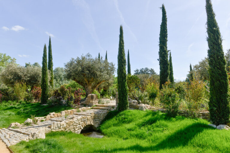 France, Chaumont-sur-Loire, 2022-05-13. Le Jardin Mediterraneen, carte verte donnee a Jean Mus, aux pres du Goualoup, do