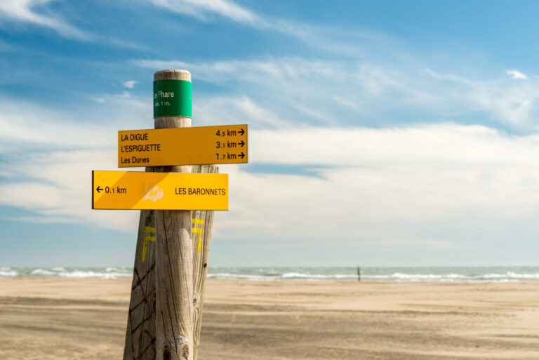 France, Grau-du-Roi, 2018-03-31. Panneau d'indication sur la plage de l'Espiguette cote est, au parking Les Baronnets. L