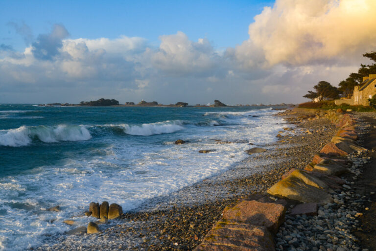 France, Penvenan, 2021-03-13. Vent fort dans la baie de Port-Blanc et vue sur l'ile aux femmes. Le village breton appart