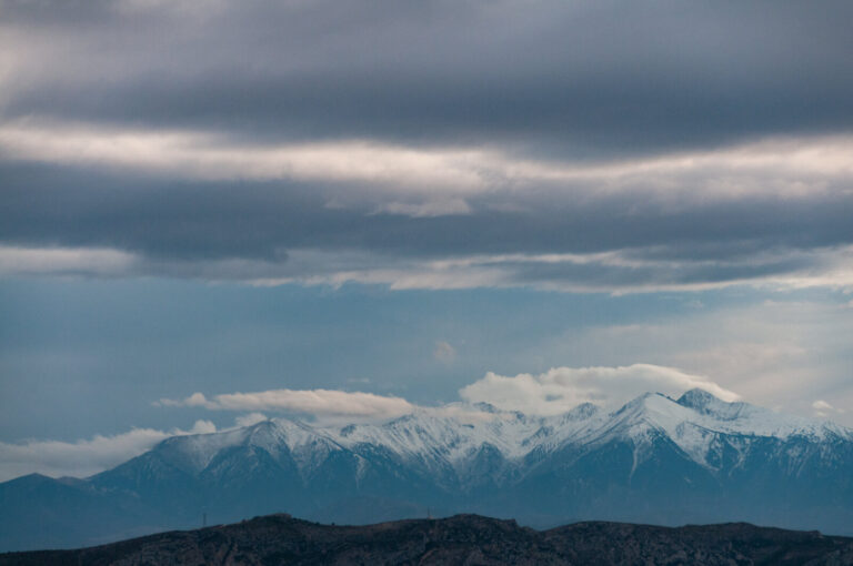 France, 2008-11-18. France, 2008-11-18. Ciel nuageux sur le Massif du Canigou et contreforts des Aspres, depuis Montpins