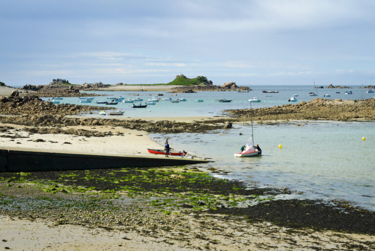 France, Penvenan, 2021-06-27. Yachtsmen prepare a small sailboat to sail in the bay of Port-Blanc. Photograph by Valerie