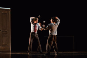 France, Digoin, 2022-05-12. Vincent Regnard et Tom Neyret jonglant face a face dans le spectacle 'Au bord du vide' de la