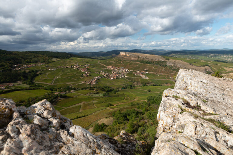 France, Solutre, 2020-09-25. Vue sur la roche de Vergisson depuis la roche de Solutre / Saone-et-Loire / 71 / Bourgogne-