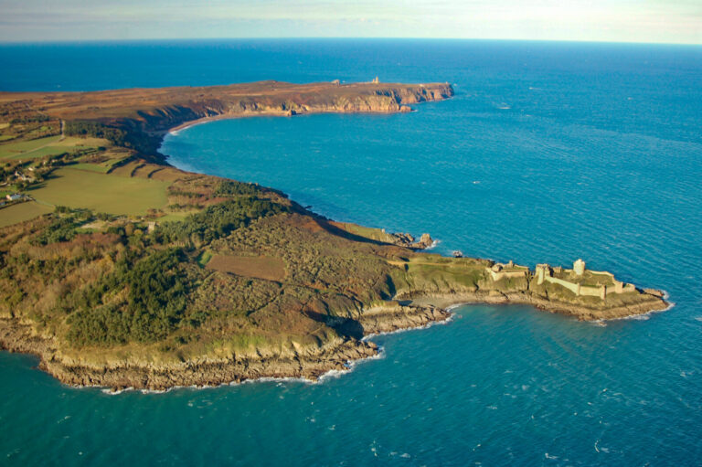 France, Plevenon, 2005-07-15. Vue aerienne des deux pointes, le Fort-la-latte et le Cap Frehel. Le site fait partit du G